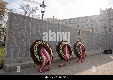 Wien, Österreich. 9. November 2023. Kranzniederlegung der österreichischen Bundesregierung in Gedenken an die Novemberpogrome 1938 im Ostarrichipark. *** Wien, Österreich 9. November 2023 Wreath-Zeremonie der österreichischen Bundesregierung zum Gedenken an die Novemberpogrome von 1938 im Ostarrichipark Stockfoto