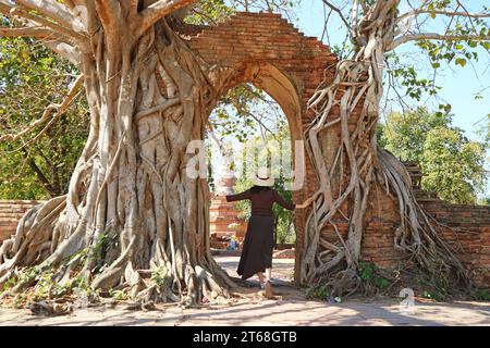 Weibliche Besucherin am fantastischen „TOR DER ZEIT“ der Ruinen des Wat Phra Ngam Tempels in Ayutthaya, Thailand Stockfoto