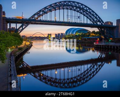 Atemberaubendes Bild der Tyne Bridge in Newcastle upon Tyne mit Reflexionen im Fluss Tyne. Tyneside, England Stockfoto