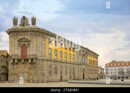 Porto, Portugal, 2023, mittelalterliches Gebäude mit dem portugiesischen Zentrum für Fotografie. Der Ort ist eine Attraktion. Stockfoto