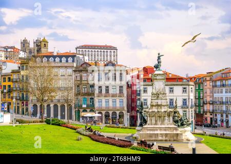 Porto, Portugal, 2023, Stadtbild auf dem Stadtplatz Do Infante, wo sich das Denkmal für Prinz Heinrich dem Seefahrer befindet Stockfoto