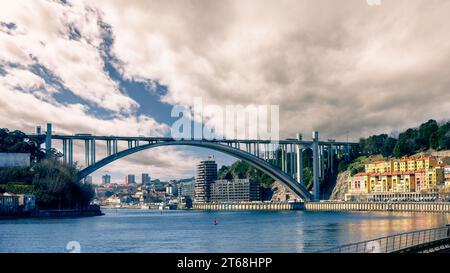 Porto, Portugal, 2023, Stadtbild einschließlich der Dom Luis I Brücke, ein denkmalgeschütztes Wahrzeichen der Stadt Stockfoto