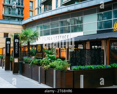 Ein Slug and Salat Pub und Restaurant im Zentrum von Manchester mit Sitzbereich im Freien Stockfoto