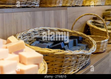 Schwarze handgefertigte Seife besteht aus Olivenöl und Holzkohle, die in Sotre auf Holzregalen ausgestellt sind Stockfoto