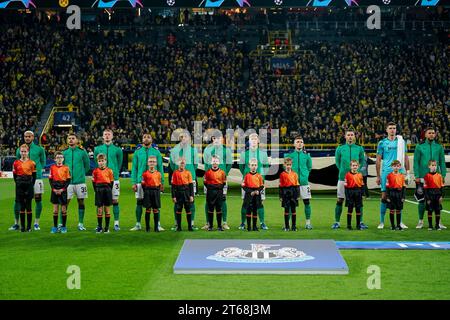 Dortmund, 7. November 2023: Team Newcastle während der UCL-Hymne vor dem UEFA Champions League Gruppe F Fußball Spiel zwischen Borussia Dortmund und Newcastle United im Signal Iduna Park in Dortmund. (Daniela Porcelli/SPP) Credit: SPP Sport Press Photo. /Alamy Live News Stockfoto