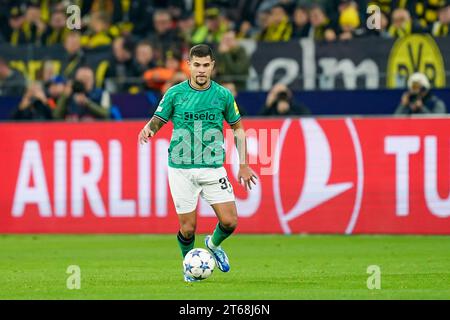 Dortmund, 7. November 2023: Bruno Guimaraes (39 Newcastle) kontrolliert den Ball während des UEFA Champions League Gruppe F Fußballspiels zwischen Borussia Dortmund und Newcastle United im Signal Iduna Park in Dortmund. (Daniela Porcelli/SPP) Credit: SPP Sport Press Photo. /Alamy Live News Stockfoto