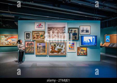 London, Großbritannien. November 2023. John Lavery, Tag des Waffenstillstands, 11. November 1918, neben John Nash, Over the Top, 1918 (unten links in der Mitte) mit einer Reihe anderer Werke im Eingangsbereich - neue permanente Galerien, Blavatnik Art, Film und Fotografie Galeries, geöffnet im Imperial war Museum London vor dem Gedenktag. Guy Bell/Alamy Live News Stockfoto