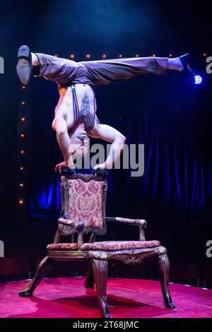 London, Großbritannien. 9. November 2023. Aaron Marshall, Handbalancer, tritt bei einem Fotobesuch für den Olivier-Award ausgezeichneten La Clique auf Underbelly’s Spiegelzelt am Leicester Square auf. Die Show ist vom 15. November bis 6. Januar 2024 für die Öffentlichkeit geöffnet. Quelle: Stephen Chung / Alamy Live News Stockfoto