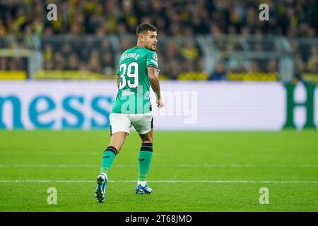 Dortmund, 7. November 2023: Bruno Guimaraes (39 Newcastle) tritt im Signal Iduna Park in Dortmund beim Fußball-Spiel der UEFA Champions League Gruppe F zwischen Borussia Dortmund und Newcastle United an. (Daniela Porcelli/SPP) Credit: SPP Sport Press Photo. /Alamy Live News Stockfoto