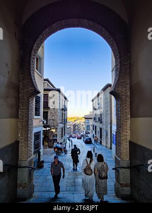 Statue von Cervantes am Arco de la Sangre, einem historischen arabischen Stadttor, früher Bab-al-Yayl in der alten Kaiserstadt Toledo in Kastilien La Mancha Stockfoto