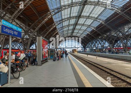 Leipzig – 11. August 2023: Der Hauptbahnhof ist der Hauptbahnhof in Leipzig, der die Stadt mit Dresden und Berlin verbindet. Stockfoto