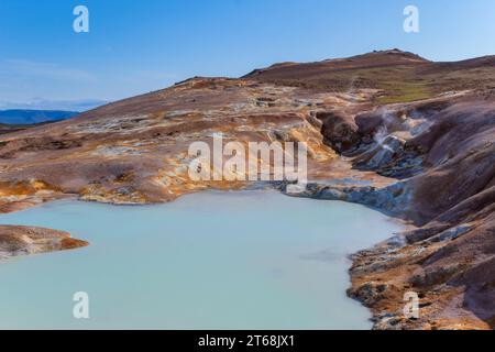 Landschaft aus saurem, heißem See mit türkisfarbenem Wasser im geothermischen Tal Leirhnjukur, Region Myvatn, Nordteil Islands, Europa Stockfoto