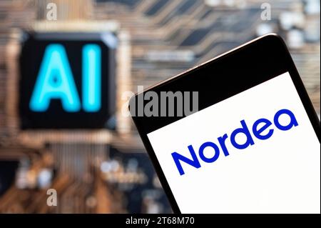 China. November 2023. In dieser Fotoabbildung wird das Nordea-Logo auf einem Smartphone mit einem Chip für künstliche Intelligenz (KI) und einem Symbol im Hintergrund angezeigt. Quelle: SOPA Images Limited/Alamy Live News Stockfoto