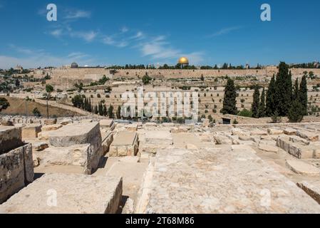 Blick auf die Kuppel des Felsens vom Ölberg, dem Gethsemane-Garten und dem jüdischen Friedhof, Jerusalem, Israel Stockfoto