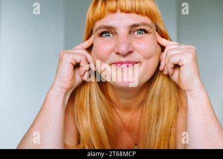 Porträt einer rothaarigen Frau mittleren Alters Stockfoto