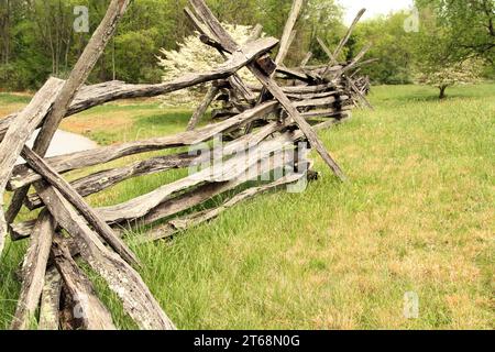 Einfacher Zaun mit geteilter Schiene im Poplar Forest Retreat von Thomas Jefferson in Forest, Virginia, USA Stockfoto