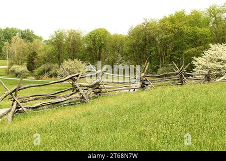 Einfacher Zaun mit geteilter Schiene im Poplar Forest Retreat von Thomas Jefferson in Forest, Virginia, USA Stockfoto