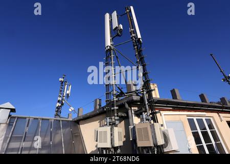 Handy-Kommunikationsantenne gegen den blauen Himmel. Stockfoto