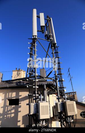 Handy-Kommunikationsantenne gegen den blauen Himmel. Stockfoto
