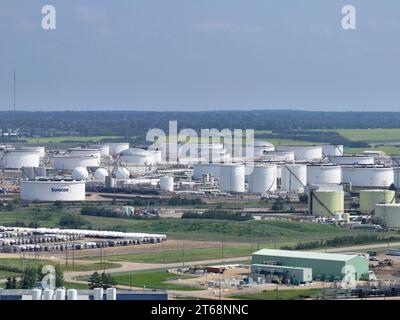 Eine Außenaufnahme einer in Betrieb befindlichen Ölraffinerie mit zahlreichen Lagertanks und Industriegebäuden im Hintergrund Stockfoto