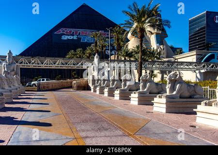 Las Vegas; USA; 18. Januar 2023: Pyramide und Sphinxallee des angesagten Casinos Luxor in Las Vegas im US-Bundesstaat Nevada. Einer von Stockfoto