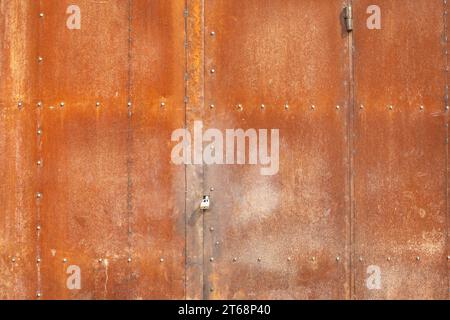 Rostige Tore. Eingang zur Werkstatt. Industrie im Detail. Rostetes Metall. Stockfoto