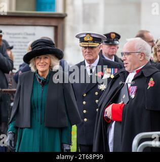 London, 9. November 2023 Königin Camilla besucht heute Morgen das 95. Jahr des Field of Remembrance in Westminster Abbey in einem dunkelgrünen Kleid, einer schwarzen Jacke und einem Hut Stockfoto