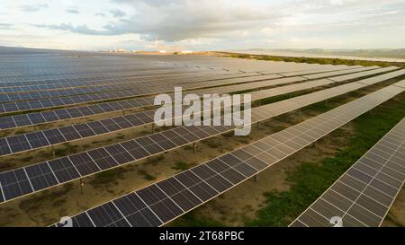 Solarfeld oder pv-Anlage mit Tracker und bifazialen Modulen Stockfoto