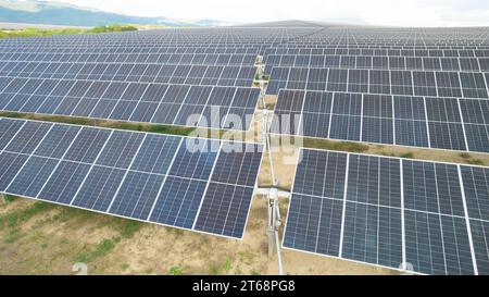 Solarfeld oder pv-Anlage mit Tracker und bifazialen Modulen Stockfoto