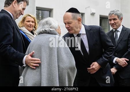 Berlin, Deutschland. November 2023. Bundeskanzler Olaf Scholz (2. V. R.) begrüßt die 102-jährige deutsche Holocaustüberlebende Margot Friedlaender (3. V. l.) unter den Augen des Präsidenten des Bundesverfassungsgerichts Stephan Harbarth, bevor er an einer Gedenkveranstaltung zum 85. Jahrestag der Pogromnacht in der Synagoge Beth Zion teilnimmt. Quelle: John MacDougall/AFP POOL/dpa/Alamy Live News Stockfoto