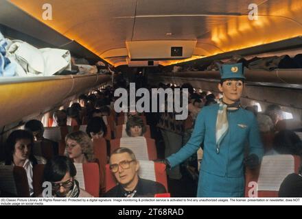 Flugreisen in den 1970er Jahren Ein schwedisches Passagierflugzeug 1979 der Fluggesellschaft SAS. Die weibliche Flugbegleiterin besteigt die Passagiere. Schweden 1979 Stockfoto