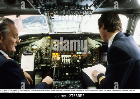 Flugreisen in den 1970er Jahren Ein schwedisches Passagierflugzeug 1979 der Fluggesellschaft SAS. Der erste und der zweite Pilot im Cockpit. Schweden 1979 Stockfoto