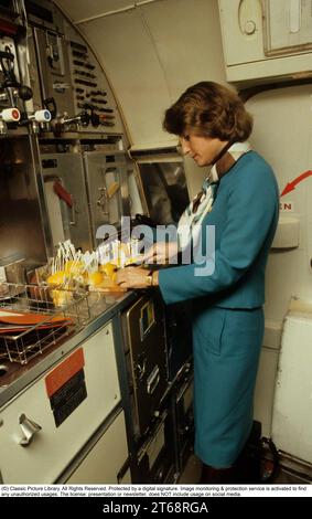 Flugreisen in den 1970er Jahren Ein schwedisches Passagierflugzeug 1979 der Fluggesellschaft SAS. Die Flugbegleiter bereiten Getränke in der Kabine zu. Schweden 1979 Stockfoto