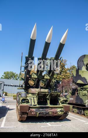 Mobile Boden-Luft-Raketenwerfer, Massenvernichtungswaffen oder Raketensprengköpfe, die auf der Militärmesse in Serbien sichtbar sind Stockfoto