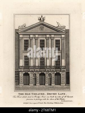 Vor dem Old Theatre, Drury Lane, 1794. Die Fassade wurde vom Schauspieler und Manager David Garrick erbaut. Kupferstich von John Thomas Smith nach Originalzeichnungen von Mitgliedern der Society of Antiquaries aus seinen J.T. Smiths Antiquities of London and its Environment, J. Sewell, R. Folder, J. Simco, London, 1794. Stockfoto