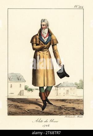 Modischer Mann oder Incrovable, Directoire Era, 1798. Im Kutschmantel mit fünf Umhängen, hohem Kragen, Krawatte, Weste, Schlauch, wadenlange Stiefel mit Kopfkappe. Kostüm d'homme. Handkolorierte Lithographie von Lorenzo Bianchi und Domenico Cuciniello nach Hippolyte Lecomte aus Costumi civili e militari della monarchia francese dal 1200 al 1820, Neapel, 1825. Italienische Ausgabe der Lecomtes Zivil- und Militärkostüme der französischen Monarchie von 1200 bis 1820. Stockfoto