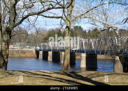 Pennsylvania, USA. Die historische Washington Crossing Bridge über den Delaware River vom Besucherzentrum des Washington Crossing Historic Park aus gesehen. Stockfoto