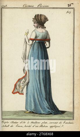 Frau in blauem Kleid mit durchsichtigem Schal in der Mode von 1798. Sie trägt eine dreifache goldene Kette mit flachen Gliedern als Stirnband. Ihr durchsichtiger Leinenschal ist mit einem roten Applikationsband umrandet. Dreifache Chaine d'Or ein maillons Plats Diener de Bandeau. Schall de linon, Borde d'un ruban Applique. Handkolorierter Kupferstich aus Pierre de la Mesangeres Journal des Modes et Dames, Paris, 1798. Die Illustrationen in Band 1 stammen von Carle Vernet, Claude Louis Desrais und Philibert Louis Debucourt. Stockfoto