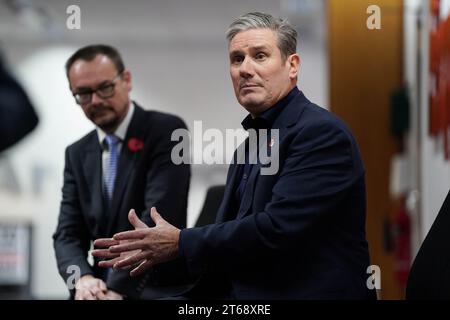 Labour-Leiter Sir Keir Starmer während eines Besuchs der Regionalzeitung The Express and Star in den West Midlands für eine Diskussionsrunde mit Einwohnern und Studenten der sechsten Klasse. Bilddatum: Donnerstag, 9. November 2023. Stockfoto