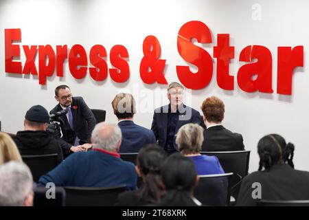 Labour-Leiter Sir Keir Starmer während eines Besuchs der Regionalzeitung The Express and Star in den West Midlands für eine Diskussionsrunde mit Einwohnern und Studenten der sechsten Klasse. Bilddatum: Donnerstag, 9. November 2023. Stockfoto