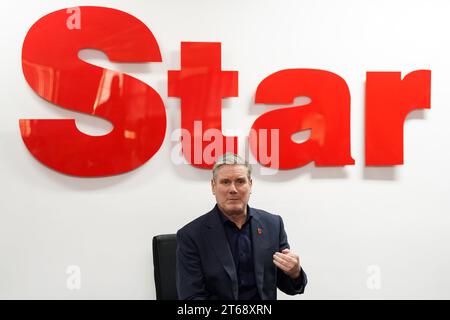 Labour-Leiter Sir Keir Starmer während eines Besuchs der Regionalzeitung The Express and Star in den West Midlands für eine Diskussionsrunde mit Einwohnern und Studenten der sechsten Klasse. Bilddatum: Donnerstag, 9. November 2023. Stockfoto