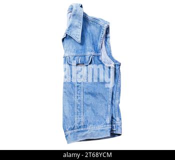 Gefaltete blaue Denim-Weste auf weißem Hintergrund, Jeansweste isoliert auf weißem Hintergrund, Sommerkleidung Element Stockfoto