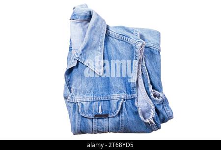 Gefaltete blaue Denim-Weste auf weißem Hintergrund, Jeansweste isoliert auf weißem Hintergrund, Sommerkleidung Element Stockfoto