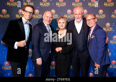 Marc Rudolf, Kai Wegner, Dagmar Frederic, Klaus Lenk und Dennis Schönwetter bei der Premiere der 15. Spielzeit der Palazzo Dinnershow Ghosts & Ducks im Spiegelpalast. Berlin, 08.11.2023 *** Marc Rudolf, Kai Wegner, Dagmar Frederic, Klaus Lenk und Dennis Schönwetter bei der Premiere der 15. Staffel der Palazzo Dinner Show Ghosts Ducks im Spiegelpalast Berlin, 08 11 2023 Foto:XB.xDummerx/xFuturexImagex palazzo prem 3155 Stockfoto