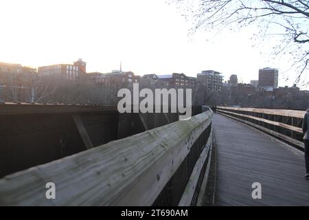 Lynchburg, VA, USA. Blick auf den Percival Island Trail, umgebaut von einer alten Brücke. Stockfoto