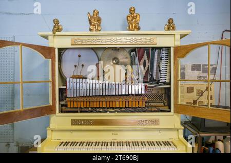 Ein Stroud Orchestrion, gefunden in Nelliston, im Mohawk Valley im Bundesstaat New York. Stockfoto