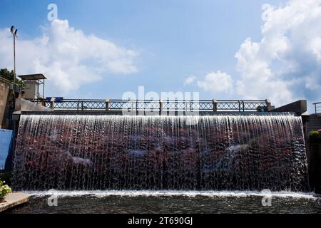 Sehen Sie sich die Landschaft der Stadt am Khlong Yuan Chuan Rak Kanal an, wo Sie die Qualität des Wassers verbessern können, und thailändische reisen besuchen Sie Freizeit in Ban Ko Yuan Villo Stockfoto