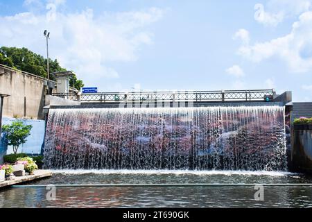 Sehen Sie sich die Landschaft der Stadt am Khlong Yuan Chuan Rak Kanal an, wo Sie die Qualität des Wassers verbessern können, und thailändische reisen besuchen Sie Freizeit in Ban Ko Yuan Villo Stockfoto