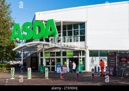 Käufer betreten den Eingang des Asda Superstores in Cannock, Großbritannien Stockfoto