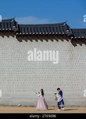 Seoul, Südkorea. November 2023. Touristen, die Hanbok tragen, die traditionelle koreanische Tracht, besuchen den Gyeongbokgung Palast in Seoul. Der Gyeongbokgung-Palast war der wichtigste königliche Palast der Joseon-Dynastie. Es wurde 1395 erbaut und befindet sich im nördlichen Teil von Seoul, Südkorea. Der Gyeongbokgung Palast ist der größte der fünf großen Paläste der Joseon-Dynastie und war Residenz der königlichen Familie und Regierungssitz. Quelle: SOPA Images Limited/Alamy Live News Stockfoto
